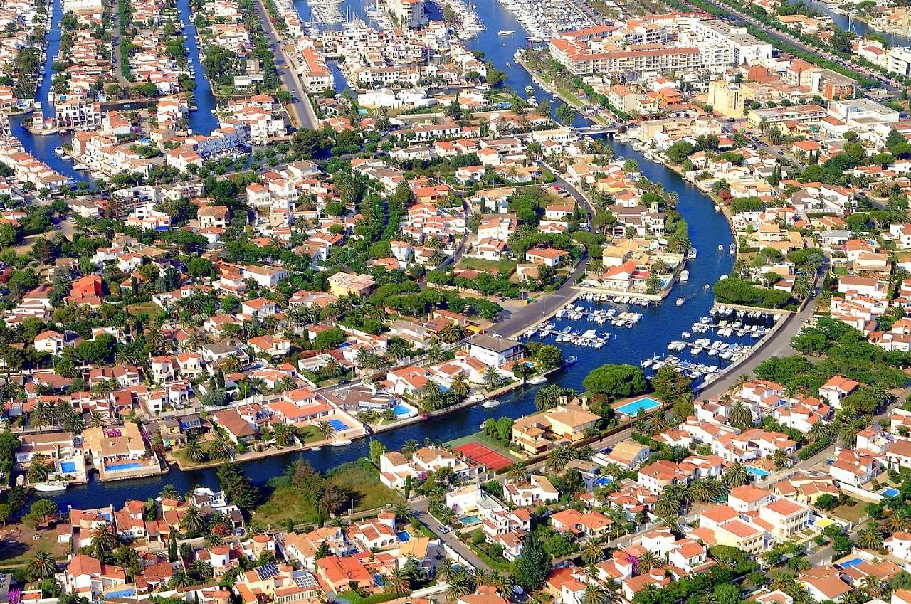 Leon Inmo Luxusvilla Coral - 10190 Empuriabrava 0*,  Espanha